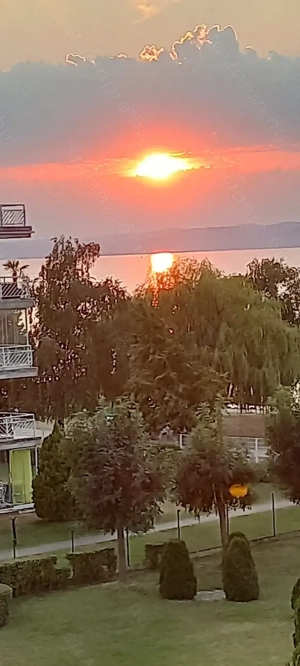 Siófok Aranyparton, Vízparton 3. em.-i, 3 szobás lakás Kiadó. - kép 2