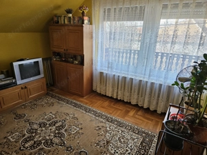 Családi házas övezetben, tágas,két lakásos családi ház, két garázzsal, gondozott, szép kerttel eladó - kép 2