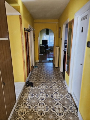 Családi házas övezetben, tágas,két lakásos családi ház, két garázzsal, gondozott, szép kerttel eladó - kép 3