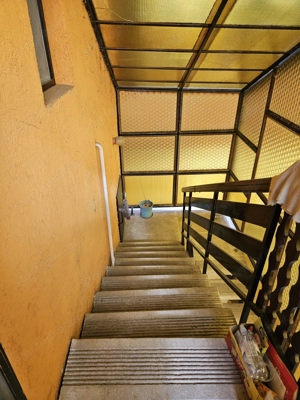 Családi házas övezetben, tágas,két lakásos családi ház, két garázzsal, gondozott, szép kerttel eladó - kép 4