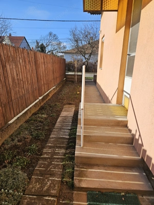 Családi házas övezetben, tágas,két lakásos családi ház, két garázzsal, gondozott, szép kerttel eladó - kép 5