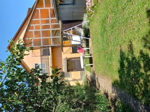 Családi házas övezetben, tágas,két lakásos családi ház, két garázzsal, gondozott, szép kerttel eladó - kép 6