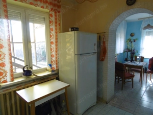 Családi házas övezetben, tágas,két lakásos családi ház, két garázzsal, gondozott, szép kerttel eladó - kép 9