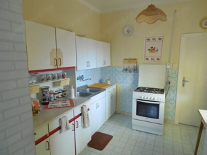 Családi házas övezetben, tágas,két lakásos családi ház, két garázzsal, gondozott, szép kerttel eladó - kép 8