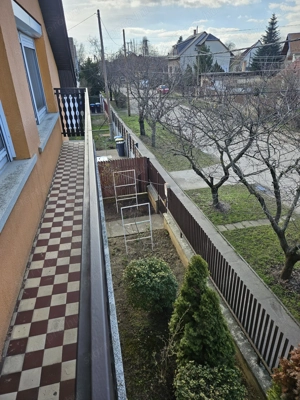 Családi házas övezetben, tágas,két lakásos családi ház, két garázzsal, gondozott, szép kerttel eladó - kép 10