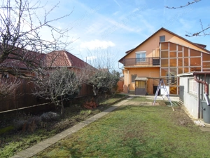 Családi házas övezetben, tágas,két lakásos családi ház, két garázzsal, gondozott, szép kerttel eladó - kép 14