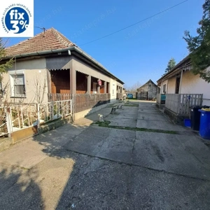 Nyáregyháza-alsón 2 lakrészből álló családi ház 1928 m2 telekkel 