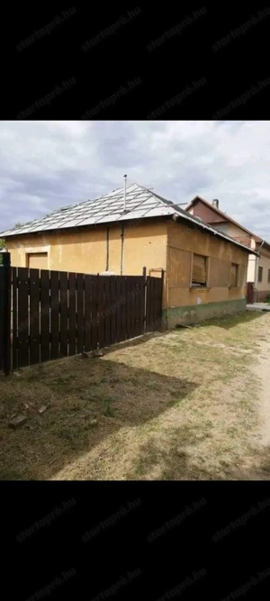 Galgahévíz Fő úton eladó felújítandó családi ház 