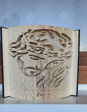 Jézust ábrázoló könyvszobor 