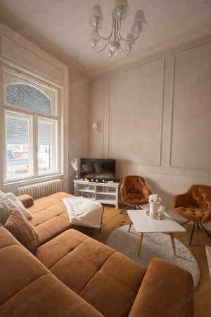 Győr belvárosában teljesen felújított, bútorozott  2. emeleti lakás eladó - kép 2