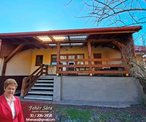 Lakitelek-Tőserdőben lakájos házikó eladó.