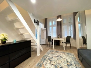 Teljeskörűen felújított, galériás garzon kiadó a VII. kerületben