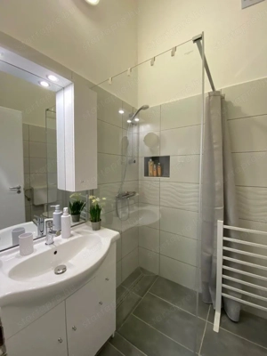 Teljeskörűen felújított, galériás garzon kiadó a VII. kerületben - kép 9