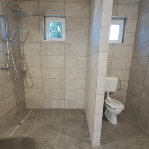 Monor központban 85 m2 teljesen felújított társasházi lakás 90 m2 saját telekkel - kép 4