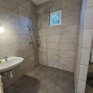 Monor központban 85 m2 teljesen felújított társasházi lakás 90 m2 saját telekkel - kép 7