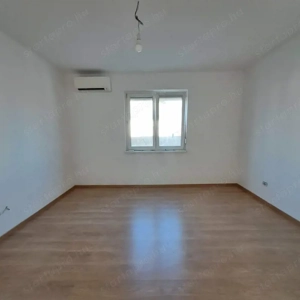 Monor központban 85 m2 teljesen felújított társasházi lakás 90 m2 saját telekkel