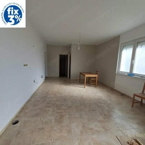 Monor központban 85 m2 teljesen felújított társasházi lakás 90 m2 saját telekkel - kép 3