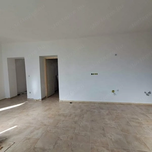 Monor központban 85 m2 teljesen felújított társasházi lakás 90 m2 saját telekkel - kép 2