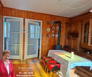 Tőserdőben retro hangulatú hétvégi ház eladó.