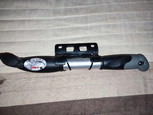 Mini vázpumpa nyomásmérős multiszelepes kulacstartó alá szerelhető vadi új