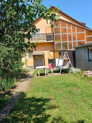 Családi házas övezetben, tágas,két lakásos családi ház, két garázzsal, gondozott, szép kerttel eladó - kép 6