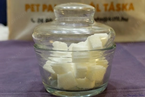 Üveg 70-80-57 mm méretú régi üveg gombos fedeles cukortartó, eladó