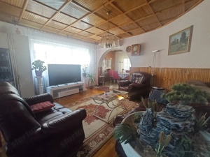 Eladó 2 generációs, felújított családi ház Kisbéren   tágas terekkel, nagy telekkel! - kép 2