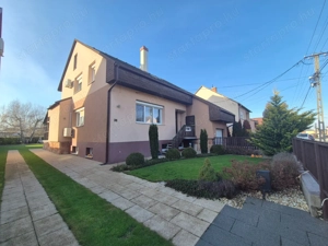 Eladó 2 generációs, felújított családi ház Kisbéren   tágas terekkel, nagy telekkel! - kép 4