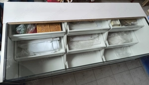 árukínáló üvegpult - kép 4