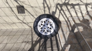 Eladó négy darab könnyűfém felni gumival