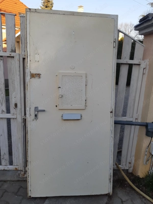 93x202cm bejárati ajtó tokkal jobbos kitekintő kis ablakkal - kép 2