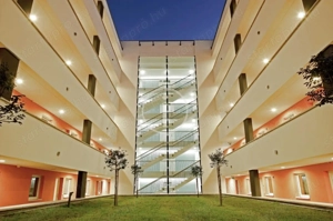 Corvin negyedben, emeleti lakás, hozzátartozó kocsibeállóval eladó!