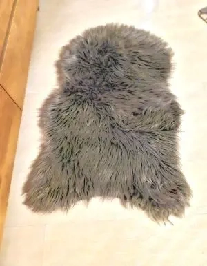 Ezüst-Szürke Nagy Szőrme Szőnyeg 1 m x 62 cm - kép 4