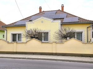 Kiskunhalas központjában felújított családi ház napelemmel, extrákkal!