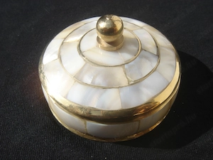 Kagyló berakással díszített ékszerdobozok  átmérője   7cm - kép 3