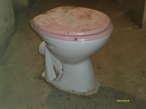 WC  csésze ,  beton károsult. pécs