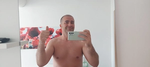 Partnert-barátnőt keresek (fizetés- szállás a tengernél adott)