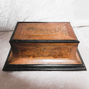 Antik Biedermeier intarziás díszdoboz   ékszertartó (19. sz. közepe)
