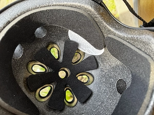 Sosem használt No Fear deszkás extrém sport bukósisak - kép 3