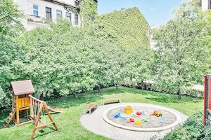 Corvin negyedben, emeleti lakás, hozzátartozó kocsibeállóval eladó!