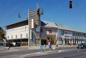 Bécsi úton kiemelten forgalmas üzlethelyiség kiadó!