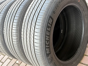 Michelin 235 60 R 18-as. 