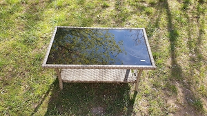 Rattan stílusú kisasztal eladó fekete üveglappal