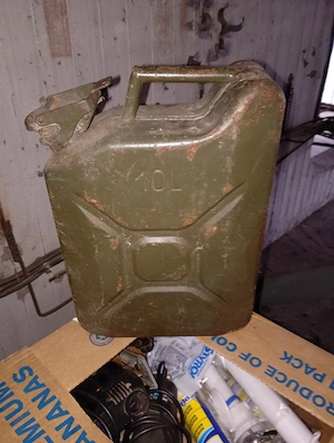 Eladó, 10 lit. Üzemanyag Tároló   marmon kanna,  6000ft óbuda személyesen óbudán lakcimemen vagy elő