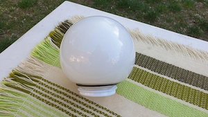 Régi szarvasi tejfehér gömb falilámpa búra eladó - kép 2