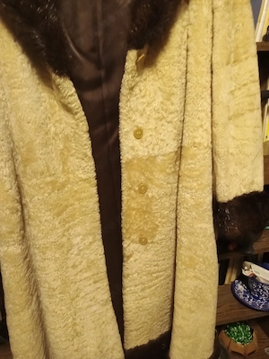42-44 krém szinű női perzsa bunda 42000ft óbuda 36 50 104 8272 36 20 949 1288 posta kizárolag előre  - kép 2