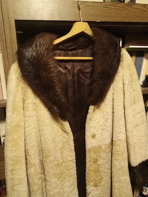 42-44 krém szinű női perzsa bunda 42000ft óbuda 36 50 104 8272 36 20 949 1288 posta kizárolag előre 