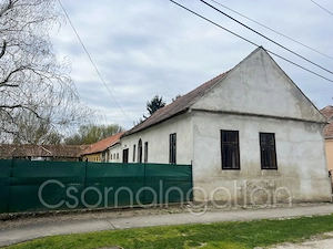 Potyond - lakóház nagy telken gazdasági épületekkel eladó