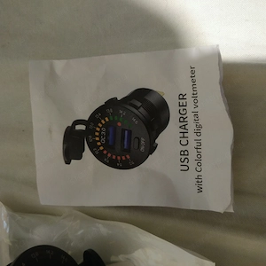 Usb cherger voltmérő is töltő is autóhoz  - kép 2