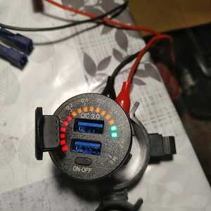 Usb cherger voltmérő is töltő is autóhoz 